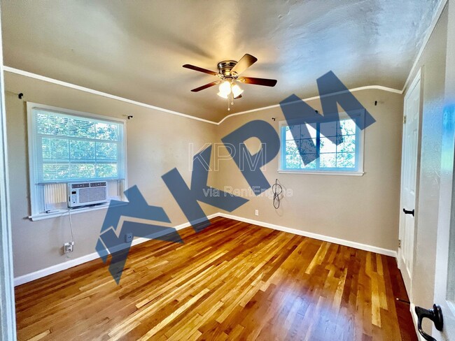 Building Photo - 401 W Mariposa Ave