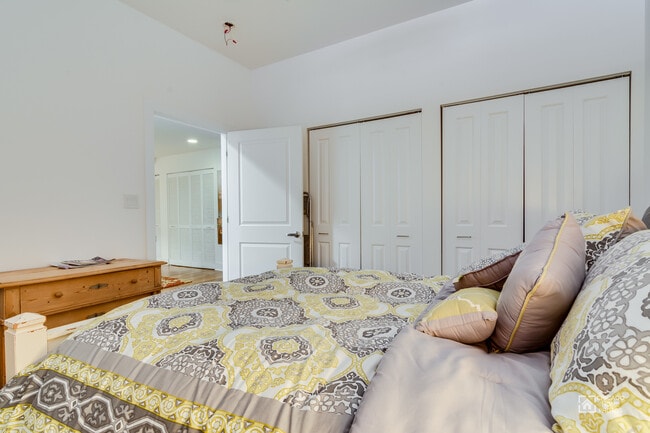 Building Photo - 525 Kedzie St