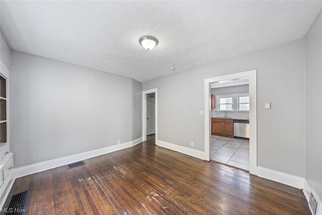 Building Photo - 3035 W 116th St