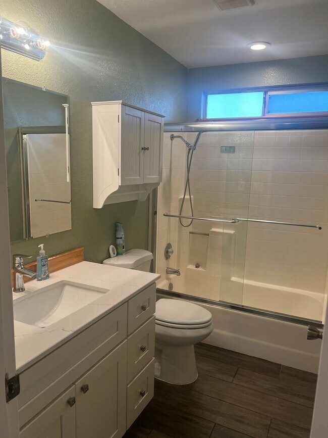 Building Photo - Three Bedroom, Two Bathroom Single Family ...