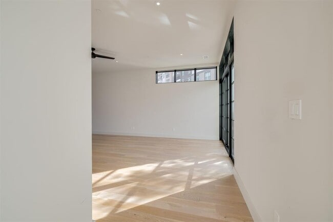 Building Photo - 1303 N Dewey Ave