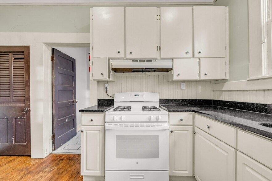 Building Photo - 622 4th St S