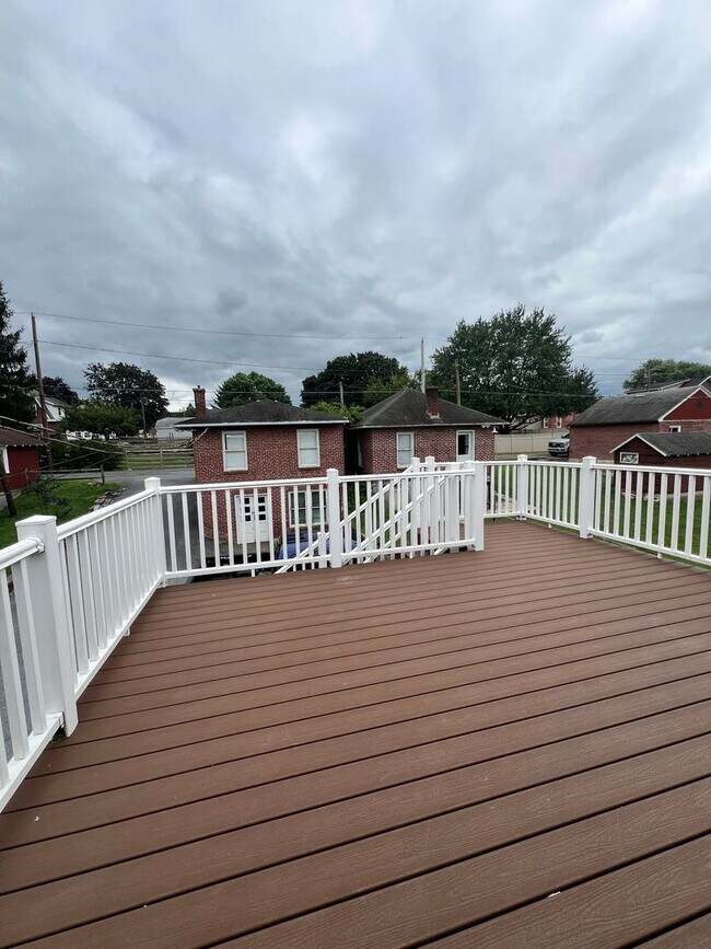 Building Photo - 3 Bedroom Apartment Available w/ 2 car garage