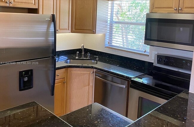 Building Photo - 744 NE 14th Ave