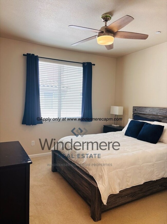 Building Photo - Stylish & Spacious 2 bedroom-/1 bath Condo in Astoria at Gateway Oaks!