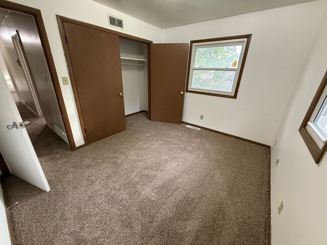 Building Photo - Spacious 5-Bedroom Home for Rent in Sioux ...