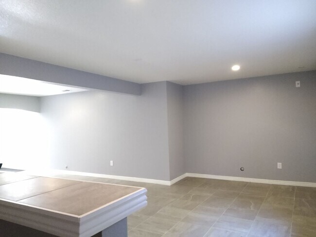 Building Photo - Massive and Expansive 5 Bedroom Green Vall...