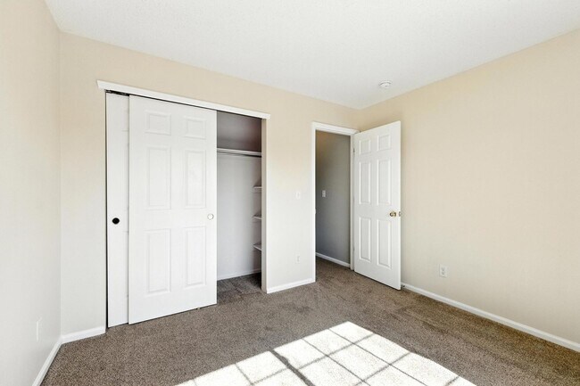 Building Photo - Beautiful, Well-Maintained 4 Bed/4 Bath Ho...