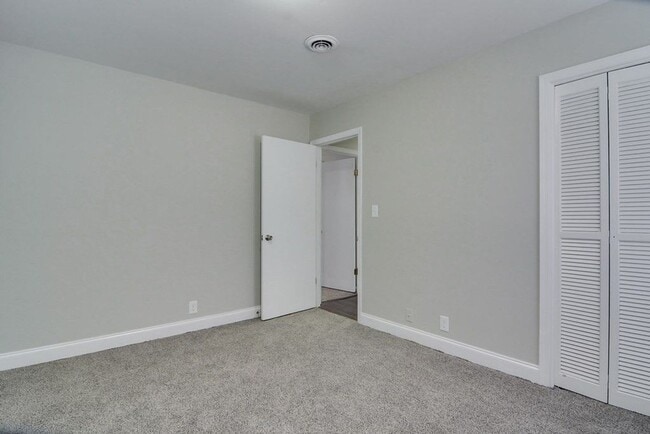 Building Photo - Updated 3 Bedroom 2 Bath off Furies Ferry!