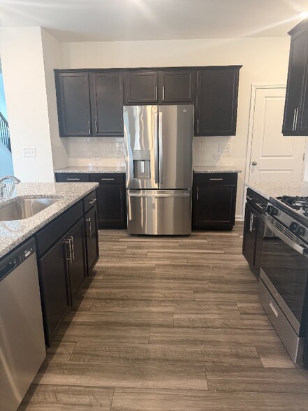 Building Photo - 1028 Red Finch Wy