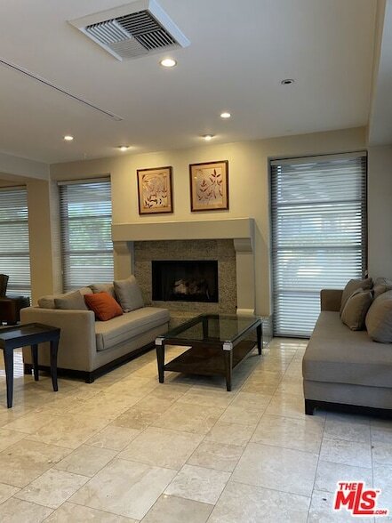 Building Photo - 600 W 9th St