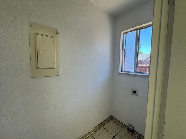 Building Photo - Two Bedroom Triplex with One Bathroom and ...