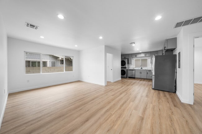 Building Photo - 1537 N Kingsley Dr