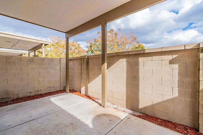 Building Photo - Large 3 bedroom 3 bathroom townhomes