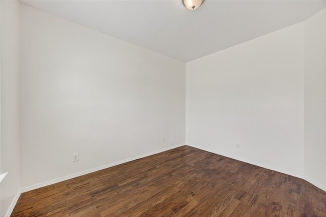 Building Photo - 20747 Settlers Lake Cir N