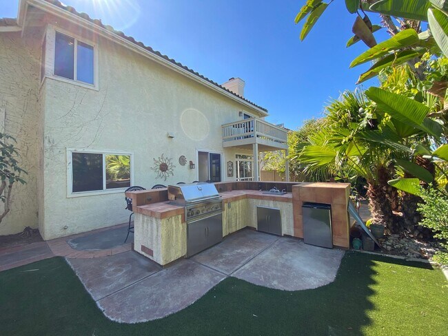 Building Photo - Stunning 4 bedroom Home with a Pool locate...