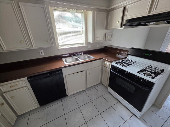 Building Photo - 9723 Huntington Way Dr