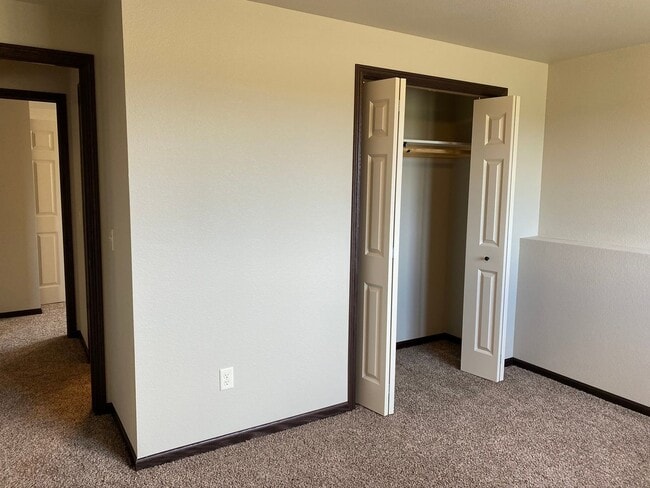 Building Photo - 4 BEDROOM | 2 BATH | DOUBLE GARAGE | RAPID...