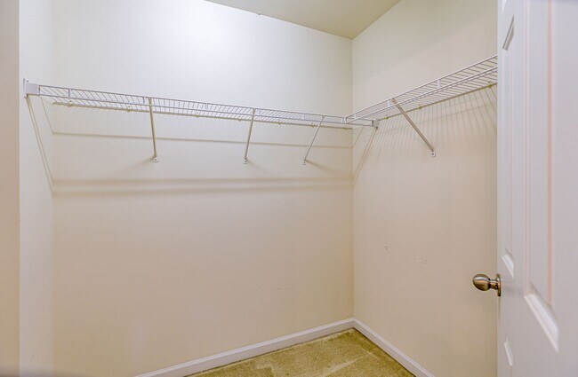 Building Photo - Maintenance-Free beautiful  3 bedroom 2.5 bath townhouse in Burlington