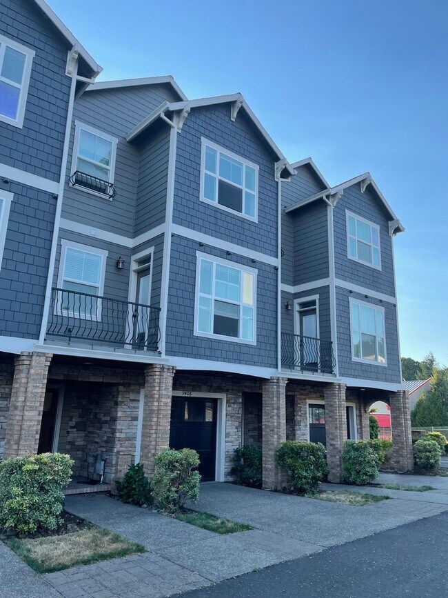 Building Photo - Happy Valley Townhome! 2Bed + Den/Office w/ 2.5 Bath ~ Garage, Washer/Dryer ~ Convenient to PDX A...