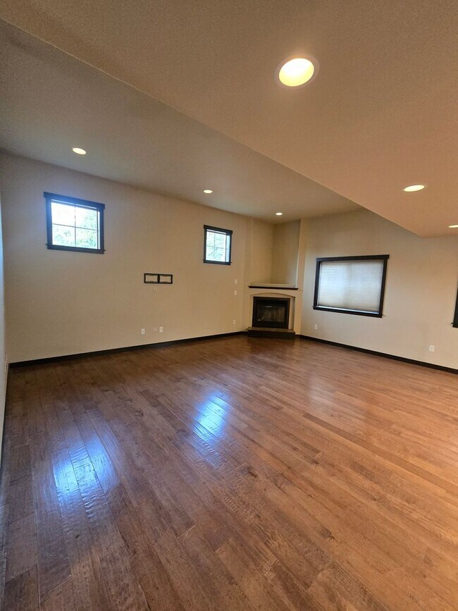 Building Photo - Welcome to this beautiful 4-bedroom, 2.5-b...