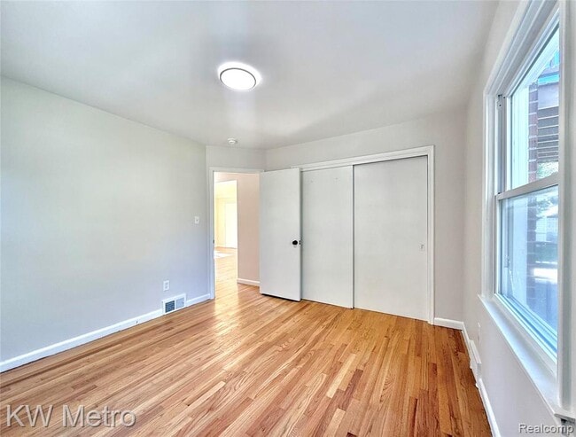 Building Photo - 2180 Vernier Rd