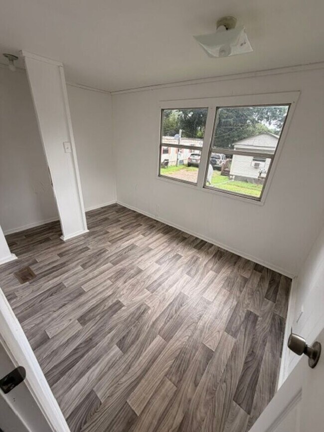 Building Photo - Cute 2 Bed in Greenville!