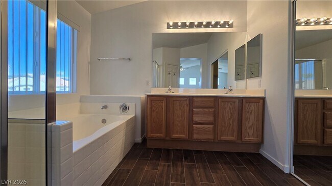 Building Photo - 3902 W El Campo Grande Ave