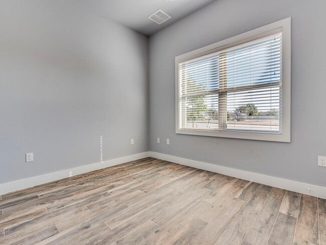 Building Photo - 103 E Walter Ave