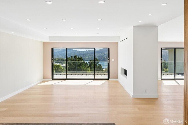 Building Photo - 1435 Lakeview Dr