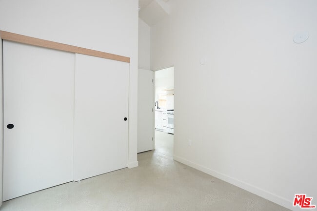 Building Photo - 4949 Sycamore Terrace