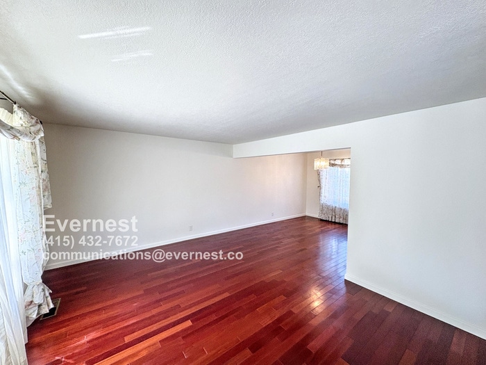Building Photo - 1571 Sun Ln