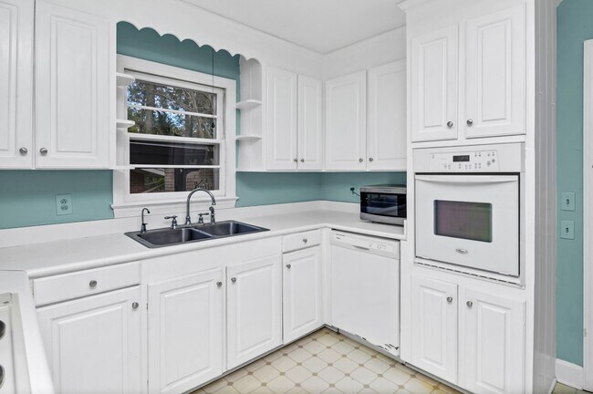 Building Photo - Prime Location! Beautiful Home Only Minutes to The Vista & Downtown