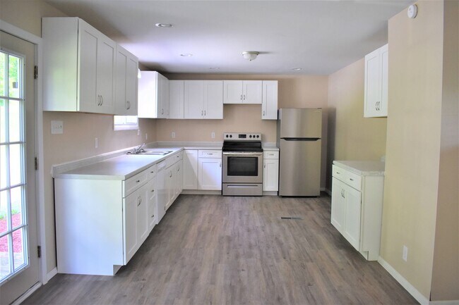 Building Photo - LEASE PENDING AS OF 05/06/2025: Lovely 3 b...