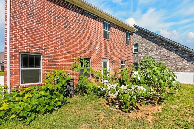 Building Photo - 520 Sunflower Dr