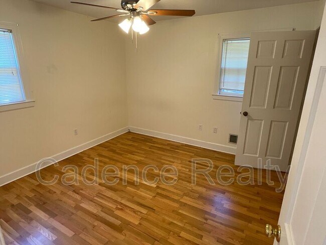 Building Photo - 114 Cardinal Dr S