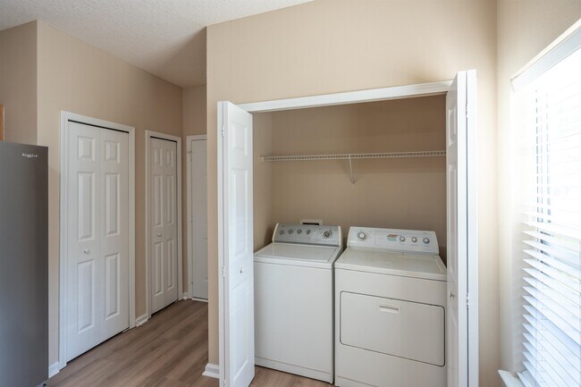 Building Photo - 310 Scrub Jay Dr