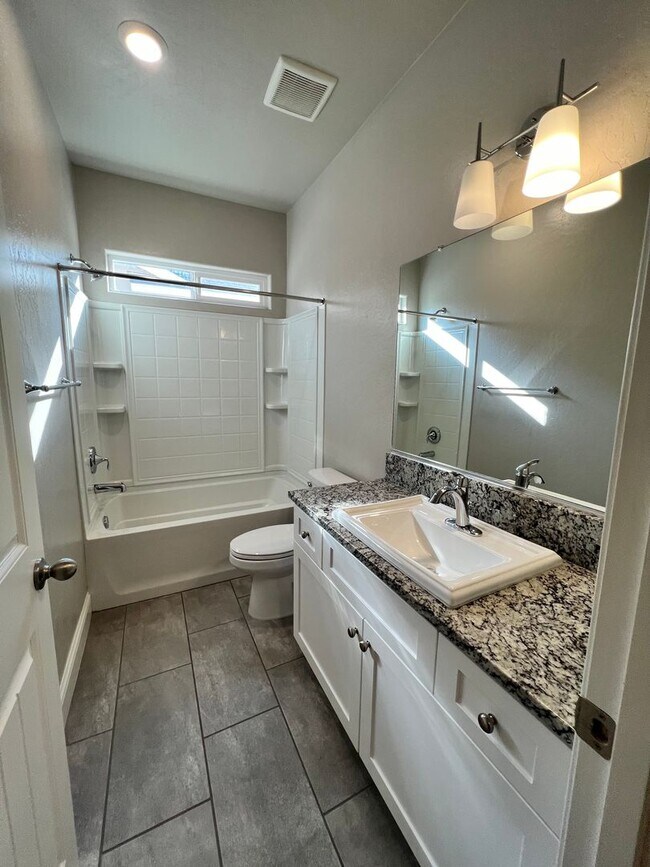 Building Photo - Charming and Elegant Home in Clovis District
