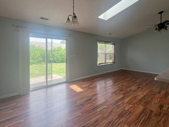 Building Photo - 3B2B Ranch Fenced yard+screen room