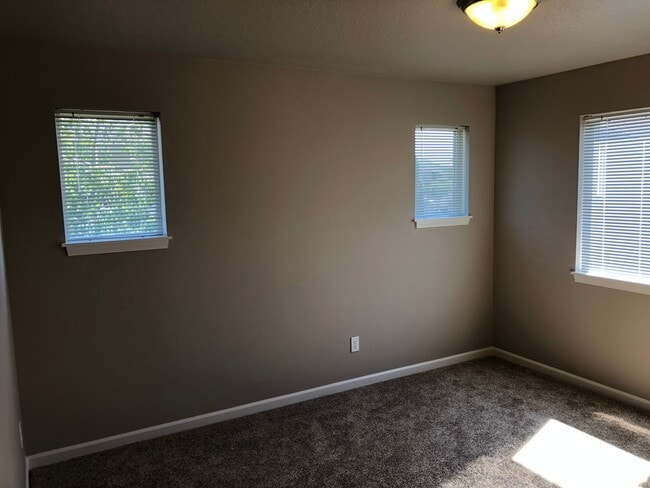 Building Photo - Newer 4 bed 2.5 bath duplex