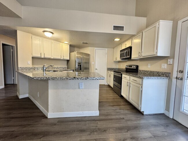 Building Photo - Great 3 bedroom 2 bath culdesac lot with f...