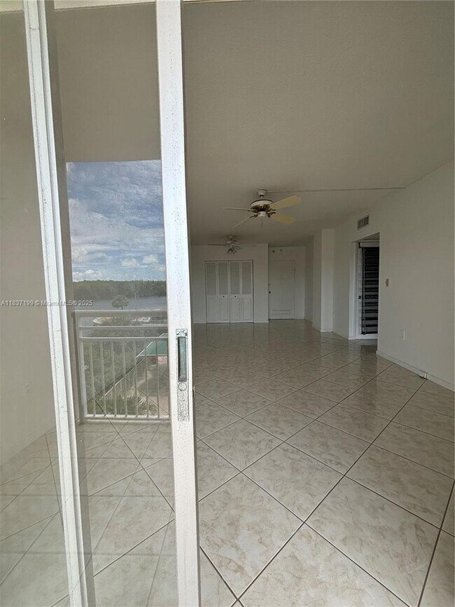 Building Photo - 400 Kings Point Dr