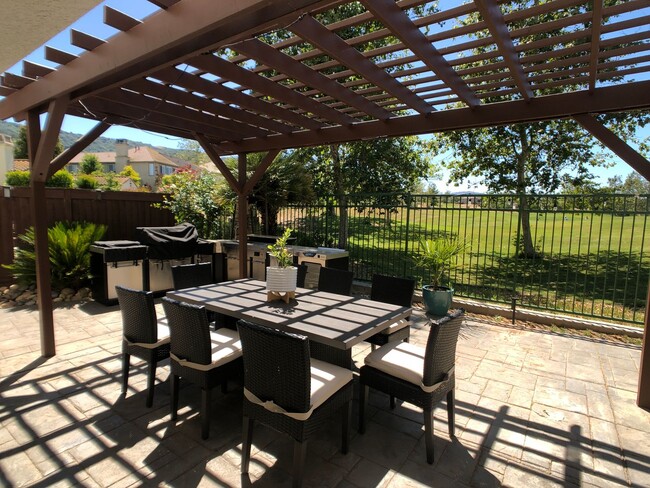 Building Photo - Stunning Eagle Ridge Home
