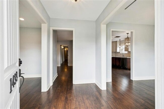 Building Photo - 1433 Poinsettia Dr