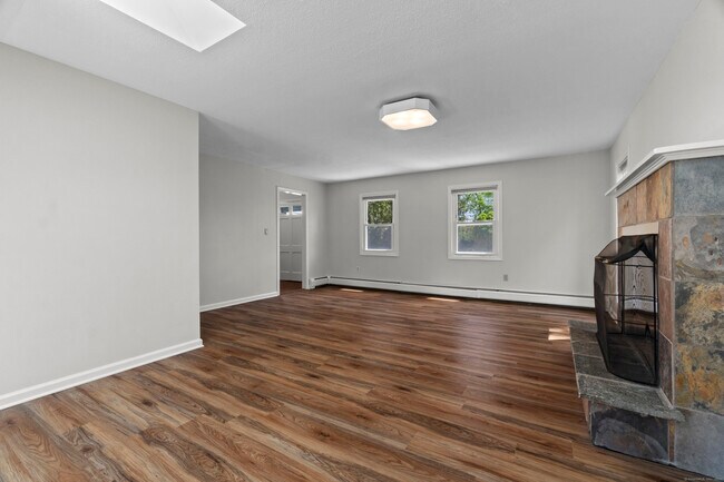 Building Photo - 671 Cornwall Ave