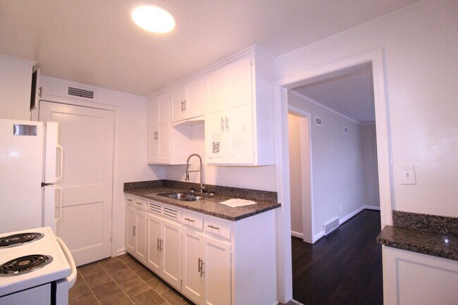 Building Photo - February FREE On This Updated 1 Bedroom 1 Bath Duplex in Olathe Kansas