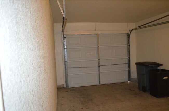 Building Photo - 2208 Wildewood Dr