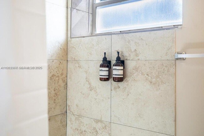 Building Photo - 505 SE 20th St