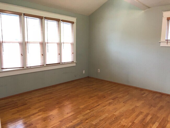 Building Photo - 803