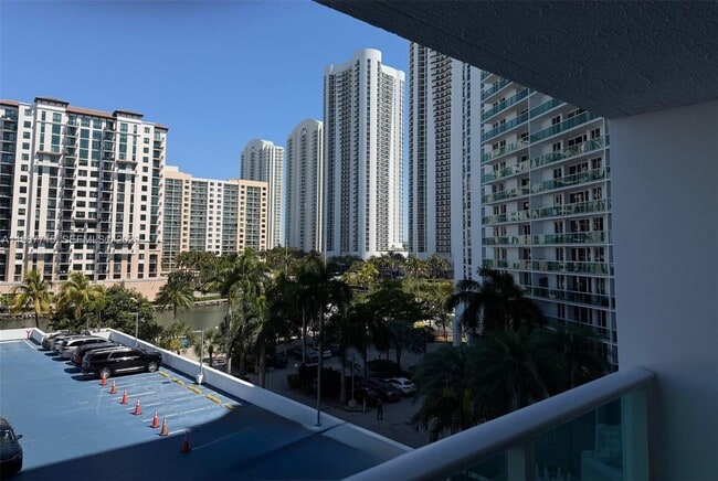 Building Photo - 100 Bayview Dr